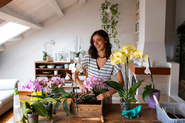 Foto eine frau kümmert sich um eine exotische orchidee