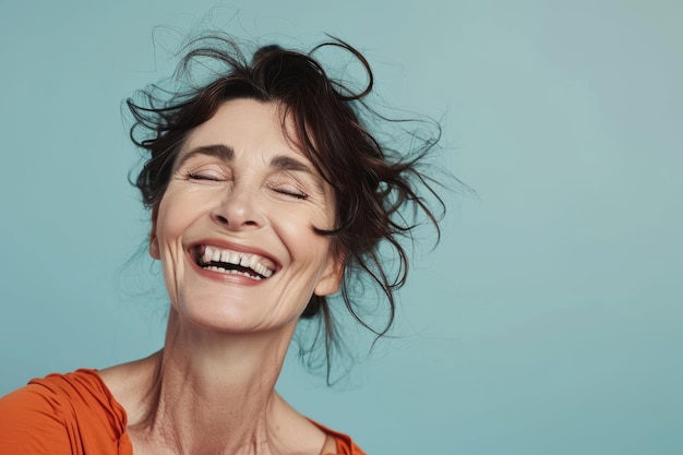 Eine Frau lacht mit geschlossenen Augen
