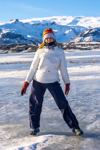 Eine Frau lächelt, nachdem sie aus einer Höhle auf dem Vatnajokull-Gletscher im Urlaub in Island aufgetaucht ist