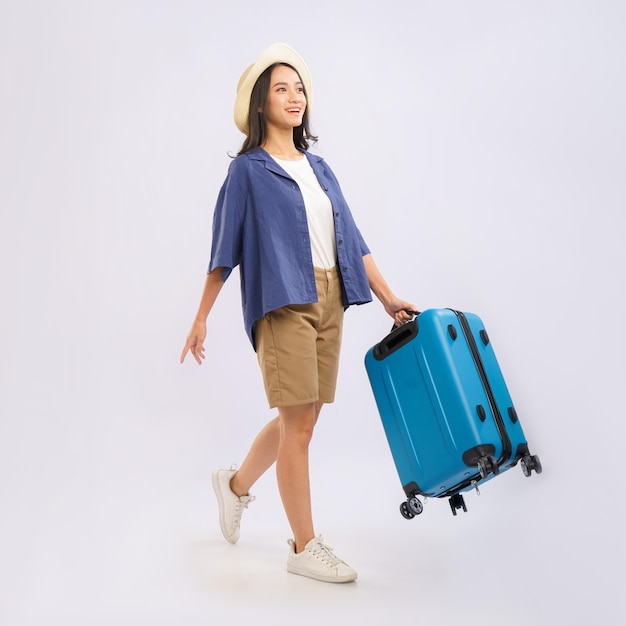 Eine Frau läuft mit einem blauen Koffer, auf dem "Ich liebe dich" steht.