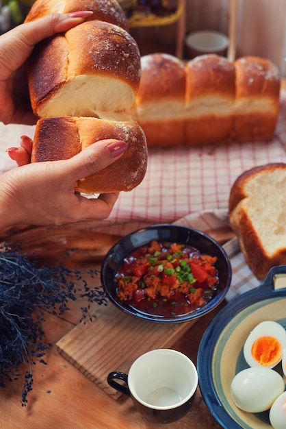 Eine Frau legt Brot in eine Schüssel.