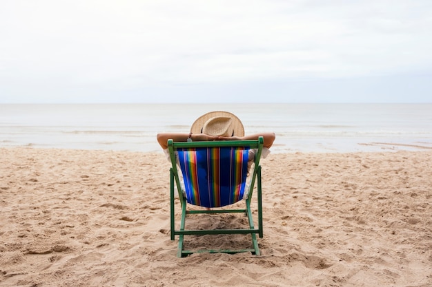 Eine Frau liegt entspannt auf einem Strandkorb