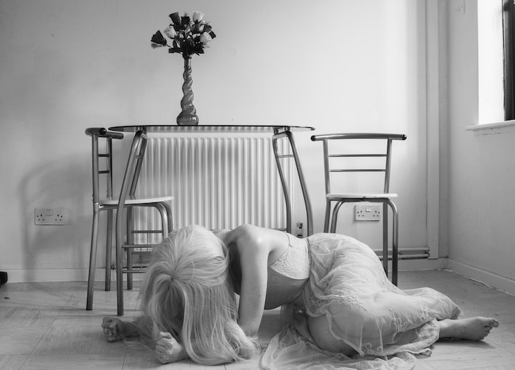Foto eine frau liegt in voller länge auf dem boden