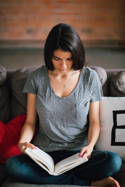 Eine Frau liest ein Buch