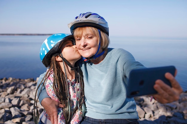 Foto eine frau macht ein selfie mit ihrer enkelin