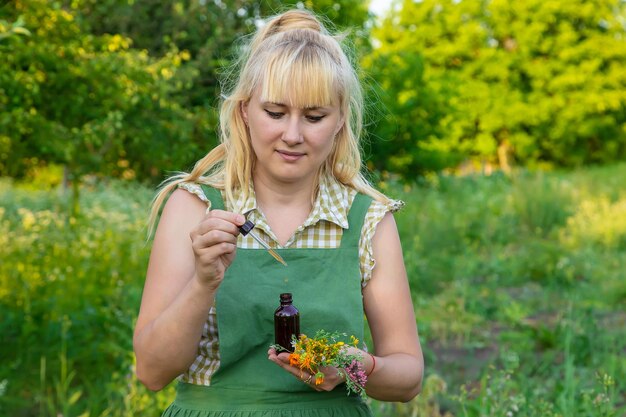 Eine Frau macht Kräutertinktur Selektiver Fokus