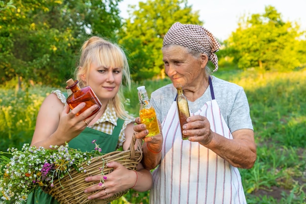 Eine Frau macht Kräutertinktur Selektiver Fokus