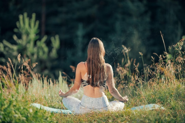 Eine Frau macht Yoga im Freien Das Konzept des Sports