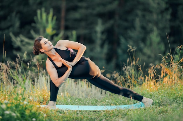 Eine Frau macht Yoga im Freien Das Konzept des Sports