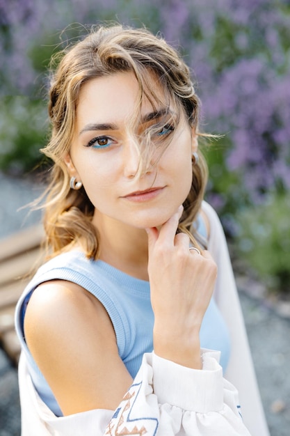 Eine Frau mit blauen Augen posiert für ein Foto