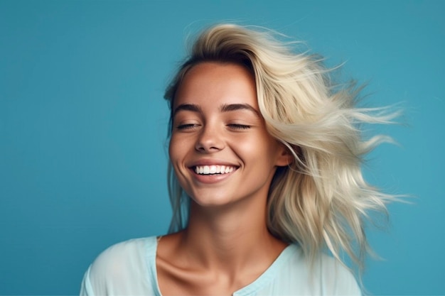 Eine Frau mit blonden Haaren lächelt und lächelt