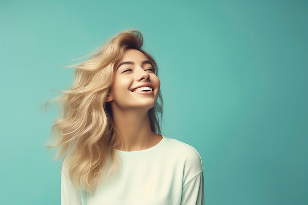 Eine Frau mit blonden Haaren lächelt und lächelt.