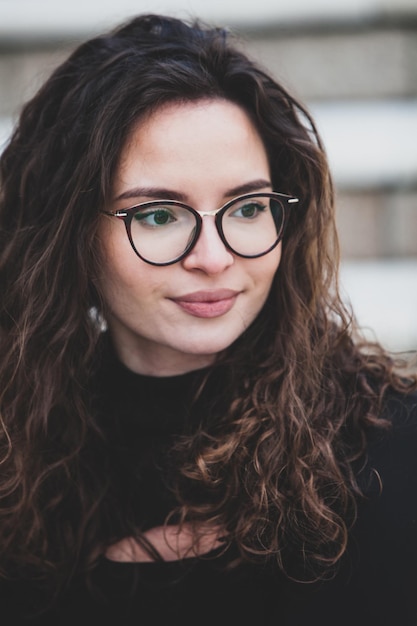 Eine Frau mit Brille und schwarzem Rollkragenpullover