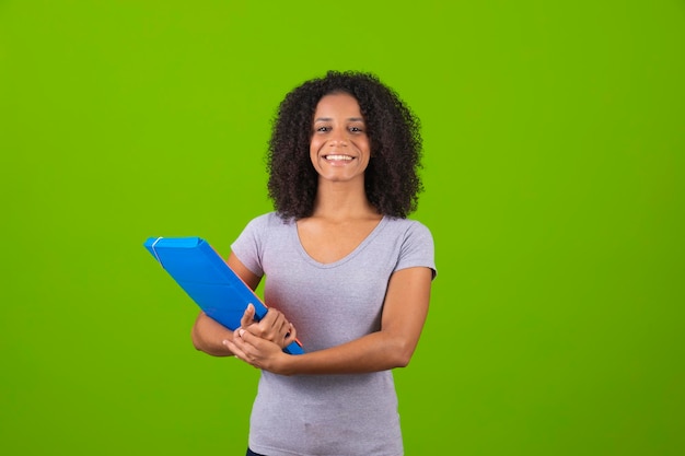 Eine Frau mit einem blauen Klemmbrett lächelt und hält einen blauen Block.