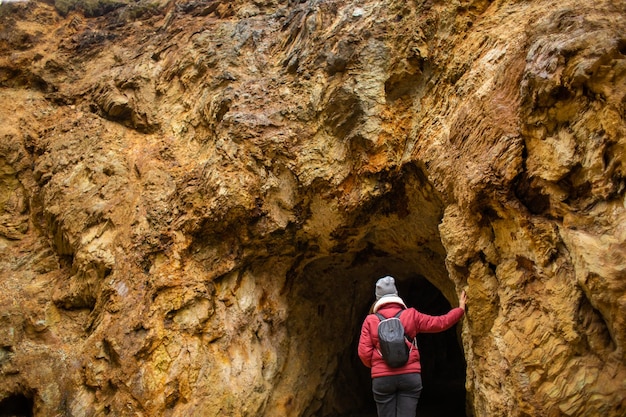 Eine Frau mit einem Rucksack, der in den Berg geht