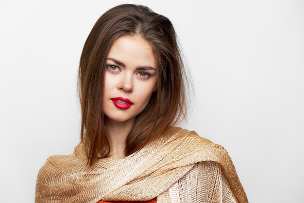Eine Frau mit einem Schleier Sexy Luxus-Mode-Look rote Lippen leichter Hintergrund
