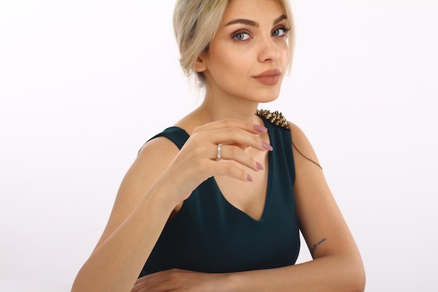 Eine Frau mit einem Schmetterling auf der Hand