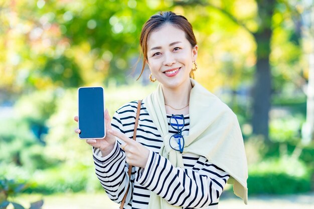 Eine Frau mit einem Smartphone im Freien