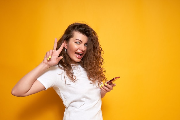 Eine Frau mit einem Telefon in der Hand