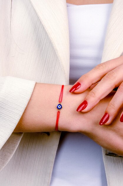 Foto eine frau mit einer blauen nadel am handgelenk hat einen blauen knopf am handgeben