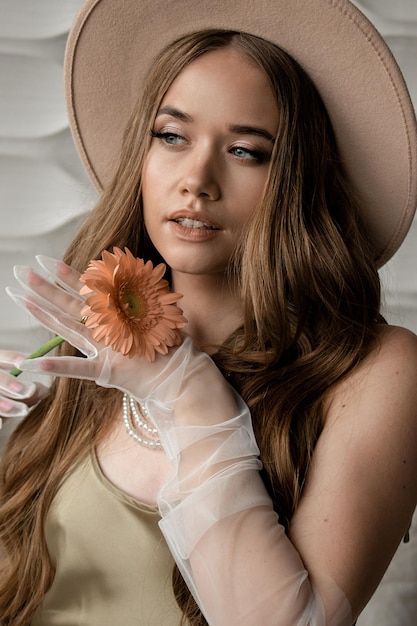 Foto eine frau mit einer blume in der hand