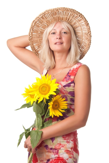 Eine Frau mit gelben Blumen im Hut.