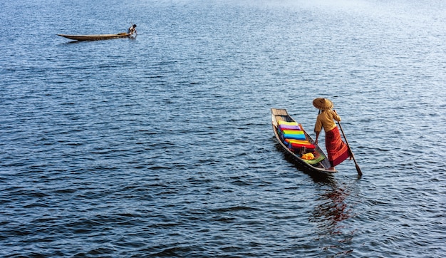 Eine Frau mit handgefertigten bunten Lotosgeweben auf ihrem Boot herein in Dain Khone-Dorf, auf Inle See, Myanmar.