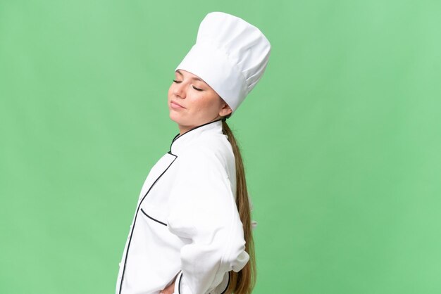 Eine Frau mit Kochmütze steht vor einem Greenscreen
