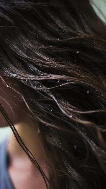 Eine Frau mit langen Haaren, die im Wind weht.