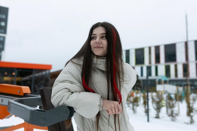 Eine Frau mit langen Haaren steht im Schnee