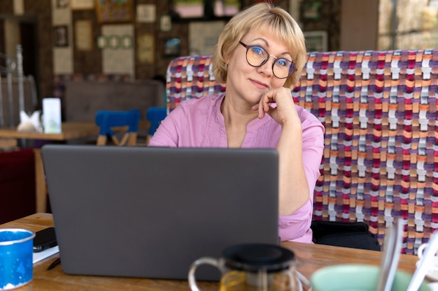 Eine Frau mit Laptop arbeitet in einem Büro