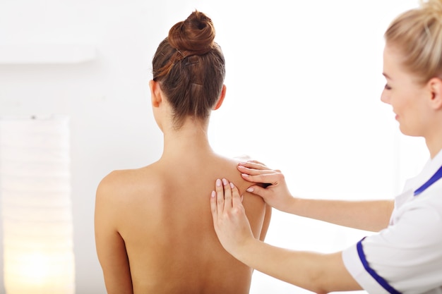 Eine Frau mit professioneller Rückentherapie
