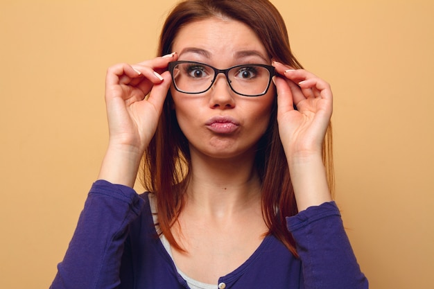 Eine Frau mit Sehproblemen hält eine Brille