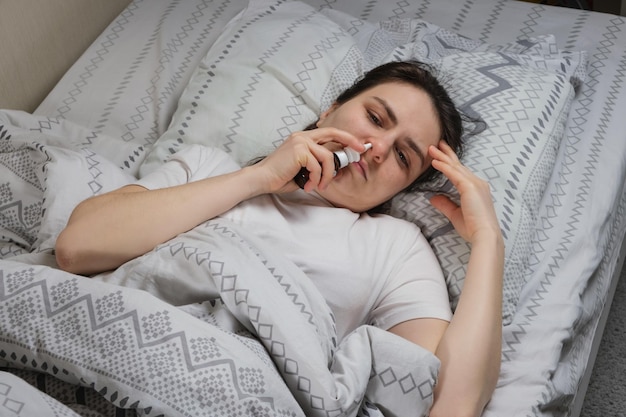 Eine Frau quietscht eine Kochsalzlösung in die Nase