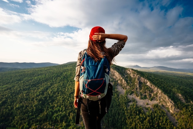 Eine Frau reist in Baschkirien, Russland. Bergtourismus in Russland. Wanderung durch die Berge von Baschkirien, Aigir. Ein Ausflug in die Berge mit Rucksack. Platz kopieren