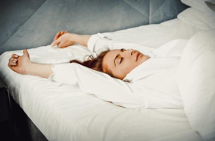 Foto eine frau schläft im bett