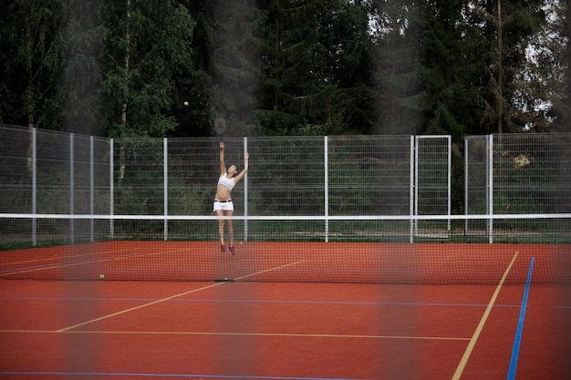 Eine Frau spielt Tennis.
