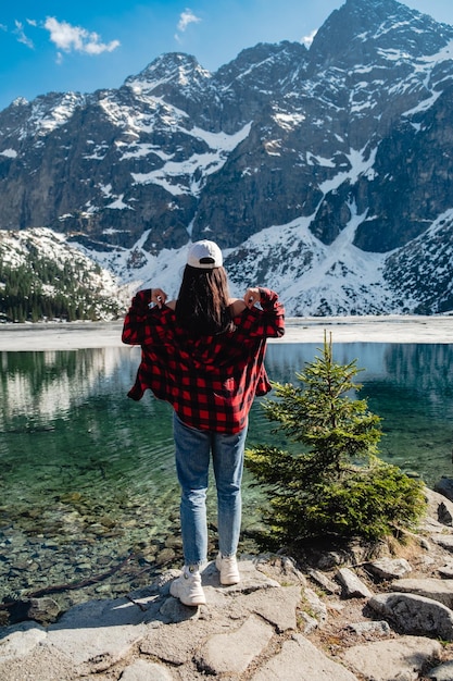 Eine Frau steht am Ufer eines Sees Morskie Oko Tatra