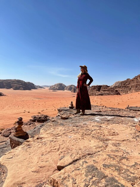 Foto eine frau steht in der wüste