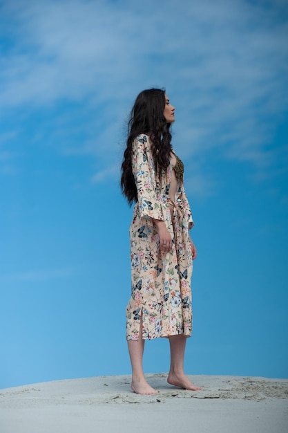 Eine Frau steht vor einem blauen Himmel mit dem Wort Liebe darauf.