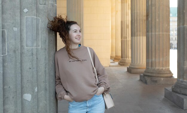 Eine Frau trägt ein Sweatshirt, auf dem das Wort steht.