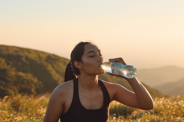 Eine Frau Trinkwasser nach sportlichen Aktivitäten