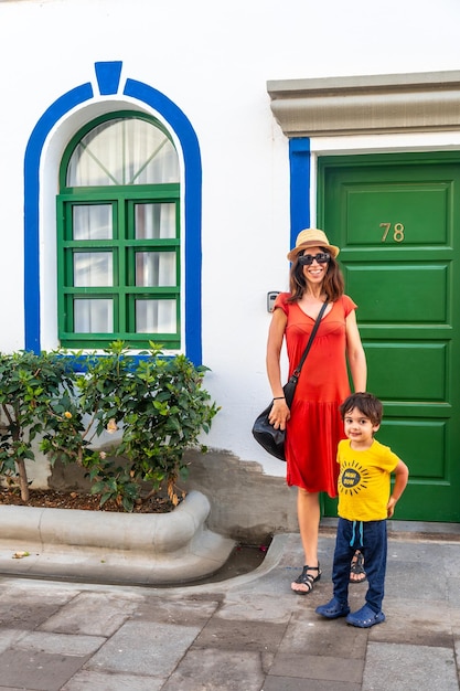 Eine Frau und ein Kind stehen vor einer grünen Tür