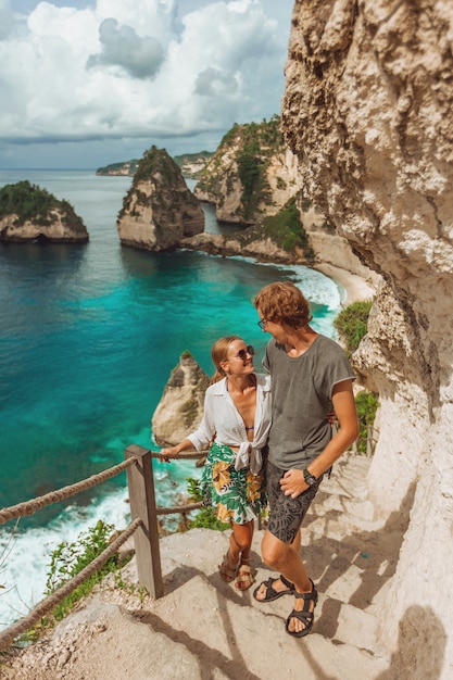 Eine Frau und ein Mann stehen am Diamond Beach auf der Insel Nusa Penida