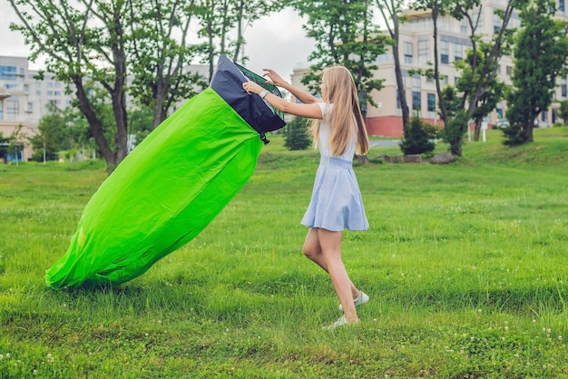 Eine Frau versucht, ein Luftsofa aufzublasen