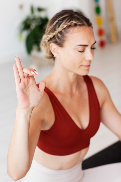 Eine Frau zeigt die Position der Finger, um abwechselnde Atemzüge durchzuführen