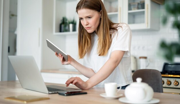 Eine Frau zu Hause Finanzen und Budget Online-Training verwendet einen Laptop-Computer