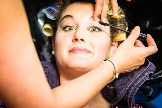 Eine Frauen-Make-up-Session an ihrem Hochzeitstag