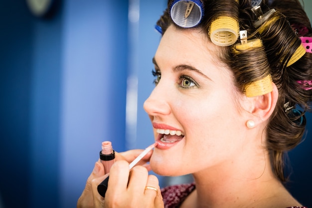 Eine Frauen-Make-up-Session an ihrem Hochzeitstag