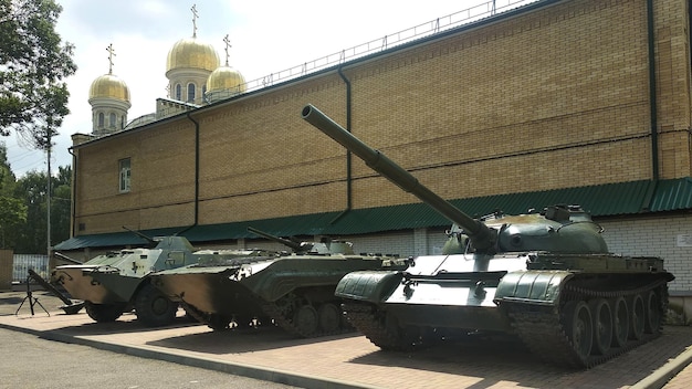 Eine Freiluftausstellung von Waffen und gepanzerten Fahrzeugen im Festungsmuseum in Kislowodsk, Russland.